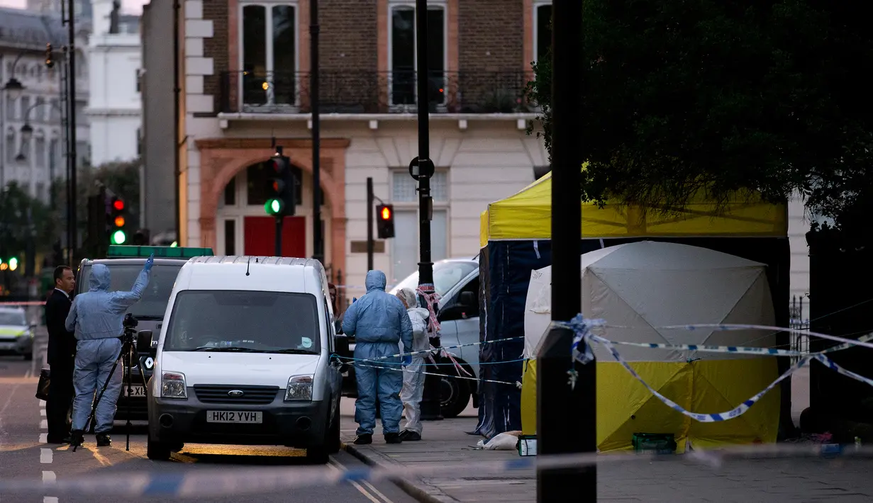 Mobil ambulans dan petugas forensik di lokasi penyerangan pisau di Russell Square, pusat kota London, Inggris, Kamis (4/8). Satu orang perempuan tewas dan lima lainnya terluka akibat aksi serangan pisau yang dilakukan oleh seorang pria (JUSTIN Tallis/AFP)