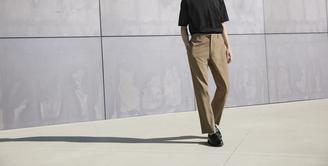 Setelah libur Lebaran, kini saatnya kamu bersiap kembali ke kantor dengan pikiran yang lebih fresh. Sebagai pilihan outfit yang simple, UNIQLO menghadirkan koleksi terbarunya bersama Theory untuk Spring/Summer 2022. Koleksi Spring/Summer 2022 ini menampilkan beragam pakaian modern dalam siluet rileks yang menyoroti aspek keserbagunaan dan kenyamanan. Inilah gaya LifeWear untuk kenyamanan sehari-hari. (UNIQLO)