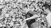 Legenda Manchester United, Bobby Charlton meraih dinobatkan sebaggai peraih Ballon d'Or pada tahun 1966. (AFP Photo)