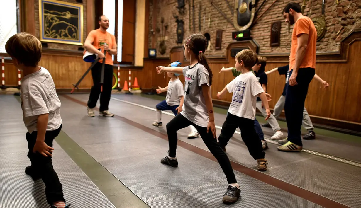 Anak-anak dilatih oleh para mantan atlet nasional Italia yang juga mantan murid Musumeci Greco, Roma, Italia. (AFP/Alberto Pizzoli)