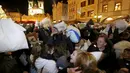 Sejumlah warga saat megambil bagian dalam flash mob perang bantal selama empat menit di Old Town Square di Praha,Ceko (22/12). flash mob perang bantal ini dilakukan jelang pergantian akhir tahun. (REUTERS/ David W Cerny)