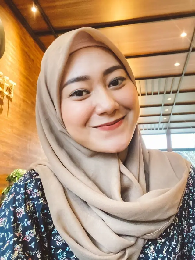6 Pesona Vita Alvia saat Pakai Hijab, Makin Anggun