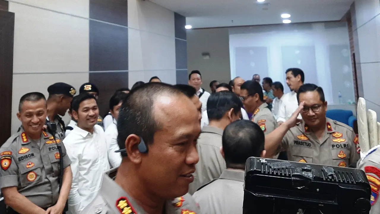 Suasana calon Kapolri Komjen Idham Azis tiba di Komplek DPR RI