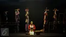 Finalis Abang None Jakarta beraksi dalam pertunjukan sandiwara Betawi berjudul ‘JAWARA! Langgam Hati Dari Marunda’ di Gedung Kesenian Jakarta, Jumat (23/10). Teater tentang silat betawi ini digelar pada 24-25 Oktober 2015. (Liputan6.com/Gempur M Surya)