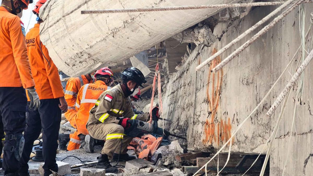 Tim SAR Gabungan Terus Upayakan Penyelamatan Korban Runtuhan Bangunan Pesantren Al-Khoziny Sidoarjo