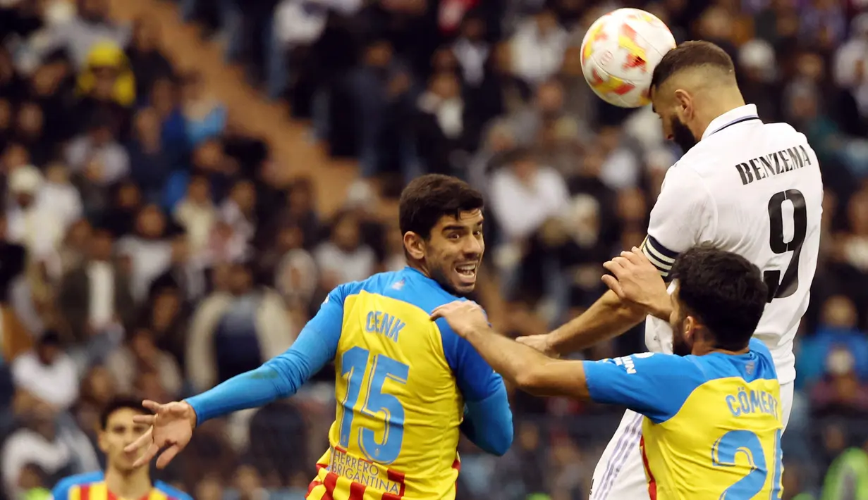 Di akhir waktu normal Real Madrid kembali memperoleh peluang melalui Karim Benzema pada menit ke-87. Namun sundulannya masih melambung dari gawang Valencia. Skor imbang 1-1 pun bertahan hingga waktu normal usai. Laga pun dilanjutkan dengan perpanjangna waktu 2x15 menit. (AFP/Giuseppe Cacace)
