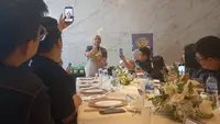 Chef Barbara Alexander sedang menunjukan proses memasak salah satu makanannya. (Liputan6.com/Erina Putri)