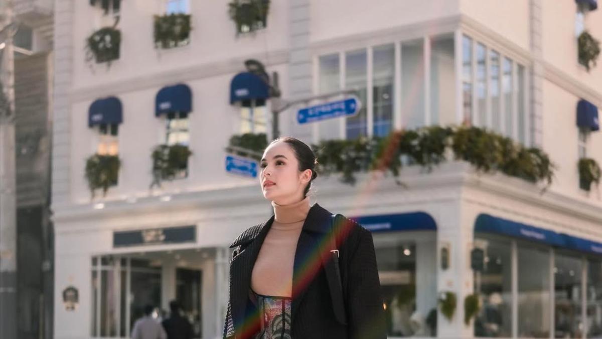 6 Gaya Chelsea Islan Padukan Long Coat dengan Korset Batik, Tampilkan Pesona Budaya Indonesia di Musim Dingin Korea Selatan
