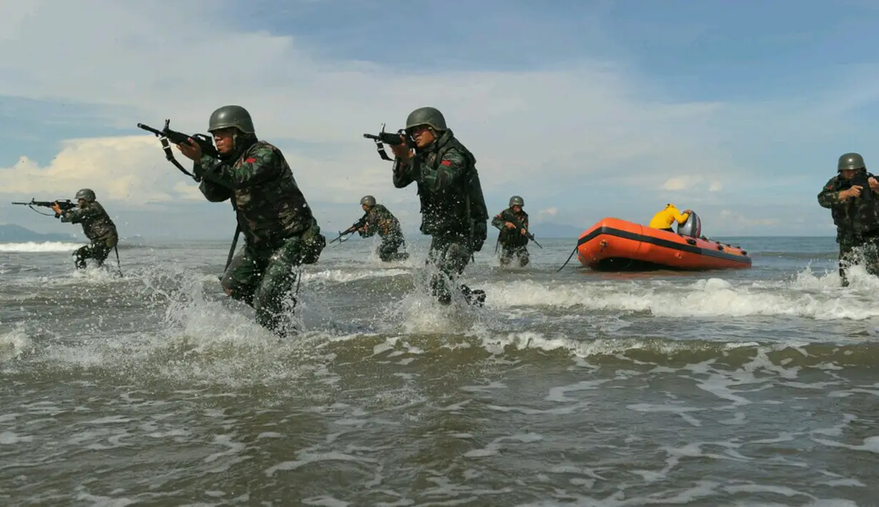 Aksi Pasukan Komando TNI saat latihan anti-teror di Pantai Kajhu, Banda Aceh, (22/11). Latihan untuk mengantisipasi kemungkinan tindakan teror dan penyerangan oleh ISIS yang dalam setahun terakhir terjadi di Tanah Air. (AFP PHOTO/Chaideer Mahyuddin)