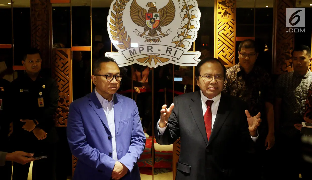Mantan Menteri Koordinator bidang Kemaritiman, Rizal Ramli memberikan keterangan usai menemui Ketua MPR, Zulkifli Hasan di Kompleks Parlemen, Jakarta, Kamis (3/5). Kedatangan Rizal untuk memenuhi undangan Zulkifli Hasan. (Liputan6.com/Johan Tallo)