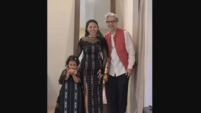Designer kenamaan Indonesia, Didiet Maulana menjadi perancang baju untuk Mutia Ayu dan Gewa dalam konser Glenn Fredly: 25 Years of Music.