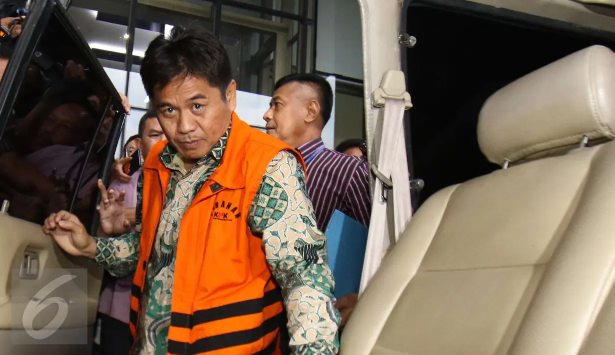 Anggota Komisi V DPR dari fraksi PKB Musa Zainuddin menaiki mobil usai menjalani pemeriksaan di Gedung KPK, Jakarta, Kamis (23/2). Musa diduga menerima suap terkait proyek pembangunan jalan di Maluku dan Maluku Utara. (Liputan6.com/Helmi Afandi)