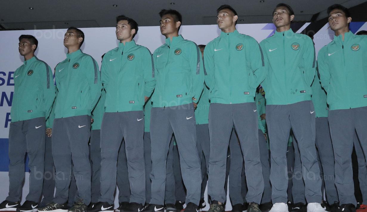 Pemain Timnas Indonesia U-22 saat acara pelepasan di Makostrad, Jakarta, Kamis (10/8/2017). PSSI resmi melepas para atlet untuk berlaga di Sea Games 2017 Malaysia. (Bola.com/M Iqbal Ichsan)