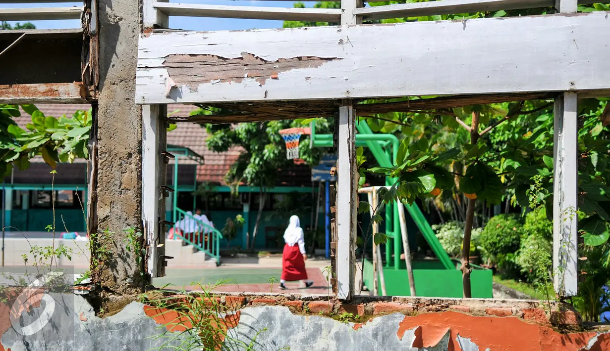 Sejumlah murid SDN Malaka Sari 14 berada di SDN Malakasari 01 Pagi yang letaknya masih satu komplek, Jakarta, Senin (2/5). Ratusan murid terpaksa harus menumpang ke sekolah lain untuk tetap bisa belajar. (Liputan6.com/Yoppy Renato)