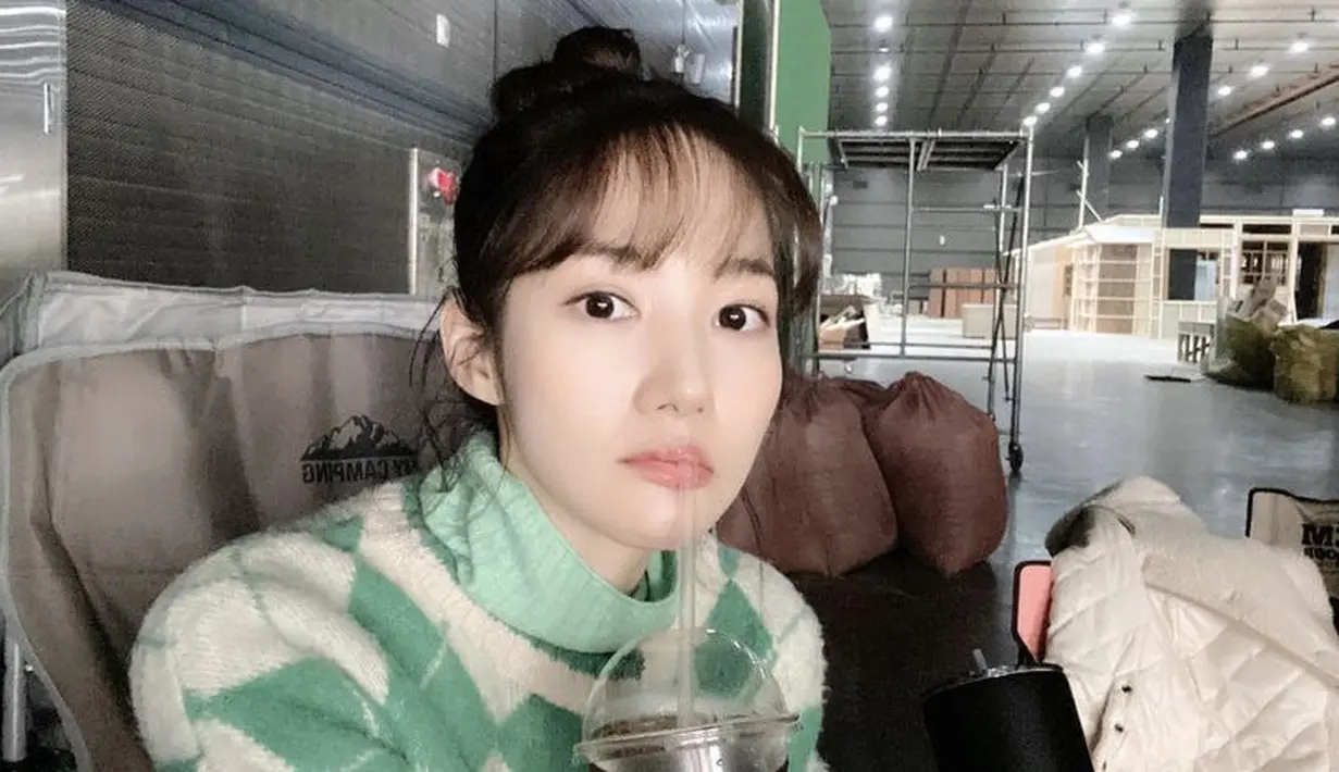 Lagi-lagi Park Min Young memerlihatkan gaya rambut bunnya, kali ini ia menambahkan poni tipis hingga membuatnya tampil fresh.  @Rachel_mypark