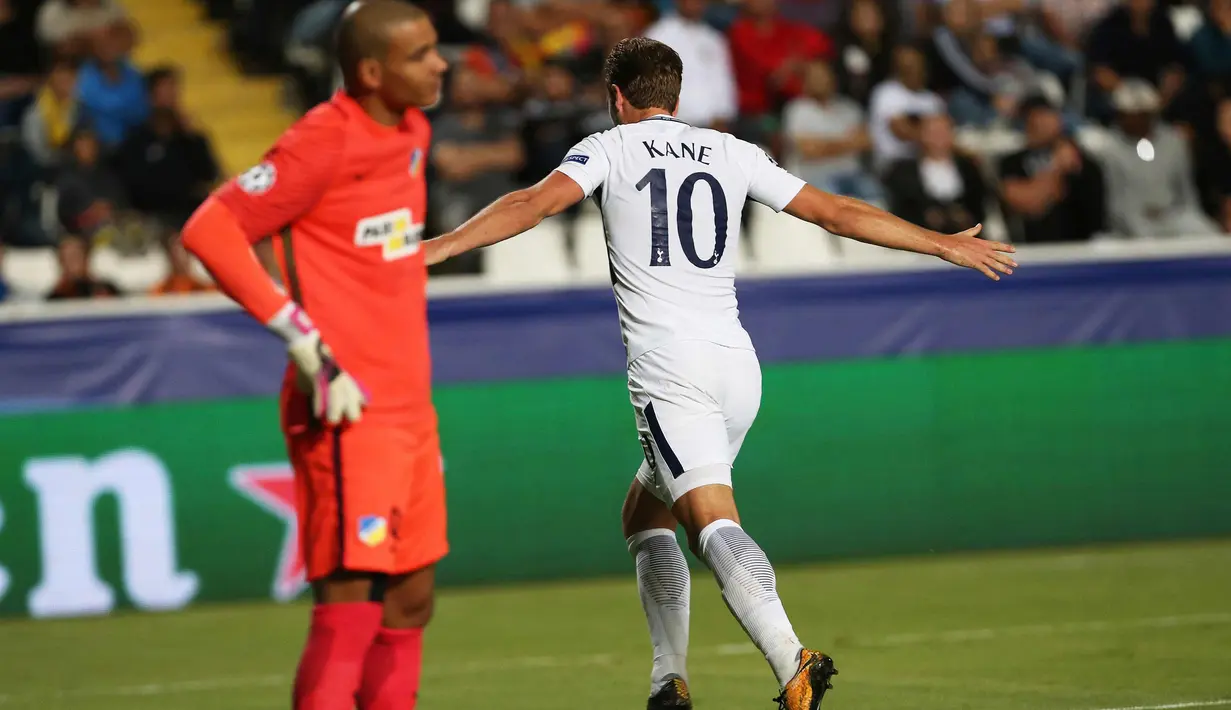 Penyerang Tottenham Hotspur, Harry Kane melakukan selebrasi usai mencetak gol ketiganya ke gawang APOEL Nicosia pada grup H Liga Champions di stadion GSP, Nicosia, Siprus (26/9). Harry Kane mencetak tiga gol dipertandingan ini. (AP Photo/Petros Karadjias)