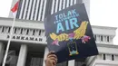 Poster "Tolak Swastanisasi Air" saat sejumlah massa menggelar  aksi menolak swastanisasi perusahaan pengelolaan air, di depan Mahkamah Agung, Jakarta, Jumat (3/6). Mereka meminta MA memutus secara adil dan bijak hak atas air. (Liputan6.com/Faizal Fanani)