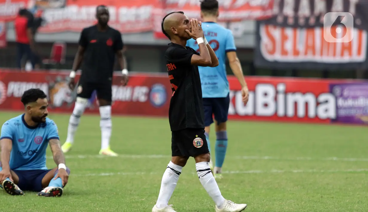 Pemain tengah Persija, Riko Simanjuntak meluapkan kekecewaan usai gagal mencetak gol ke gawang Sabah FC pada laga uji coba internasional di Stadion Patriot Candrabhaga, Kota Bekasi, Minggu (5/6/2022). Persija kalah 1-2 dari Sabah FC. (Liputan6.com/Helmi Fithriansyah)
