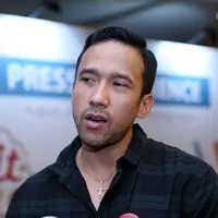 Penyanyi solo Maruli Tampubolon mengakui bahwa lagu era 80-90an masih relavan dibawakan pada jaman sekarang. Meskipun teknologi sudah canggih. Hal itu, terkait dengan pembuatan yang dilakukan dari hati. (Nurwahyunan/Bintang.com)