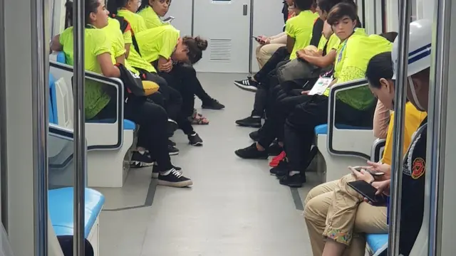 Atlit dan official dari Negara Tajikistan menggunakan Light Rail Transit (LRT) Palembang. (Kementerian Perhubungan RI)