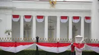 Pekerja memasang kain renda berwarna merah putih dipagar depan Istana Merdeka, Jakarta, Senin (13/4/2015). Jelang Konferensi Asia Afrika (KAA) ke-60 di Bandung pada 24 April mendatang, Istana Merdeka mulai dipercantik. (Liputan6.com/Faizal Fanani)