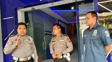 Wakil Direktur Ditlantas Polda Jatim AKBP Didit Bambang Wibowo (kiri) membenarkan sopir maut tol Sumo jadi tersangka. (Dian Kurniawan/Liputan6.com)