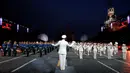 Anggota Band Presiden Rusia dan Garda Kehormatan dari resimen Presiden tampil selama Festival Musik Militer Internasional Menara Spasskaya di Lapangan Merah Moskow, Rusia, Jumat (26/08). (REUTERS/Sergei Karpukhin)