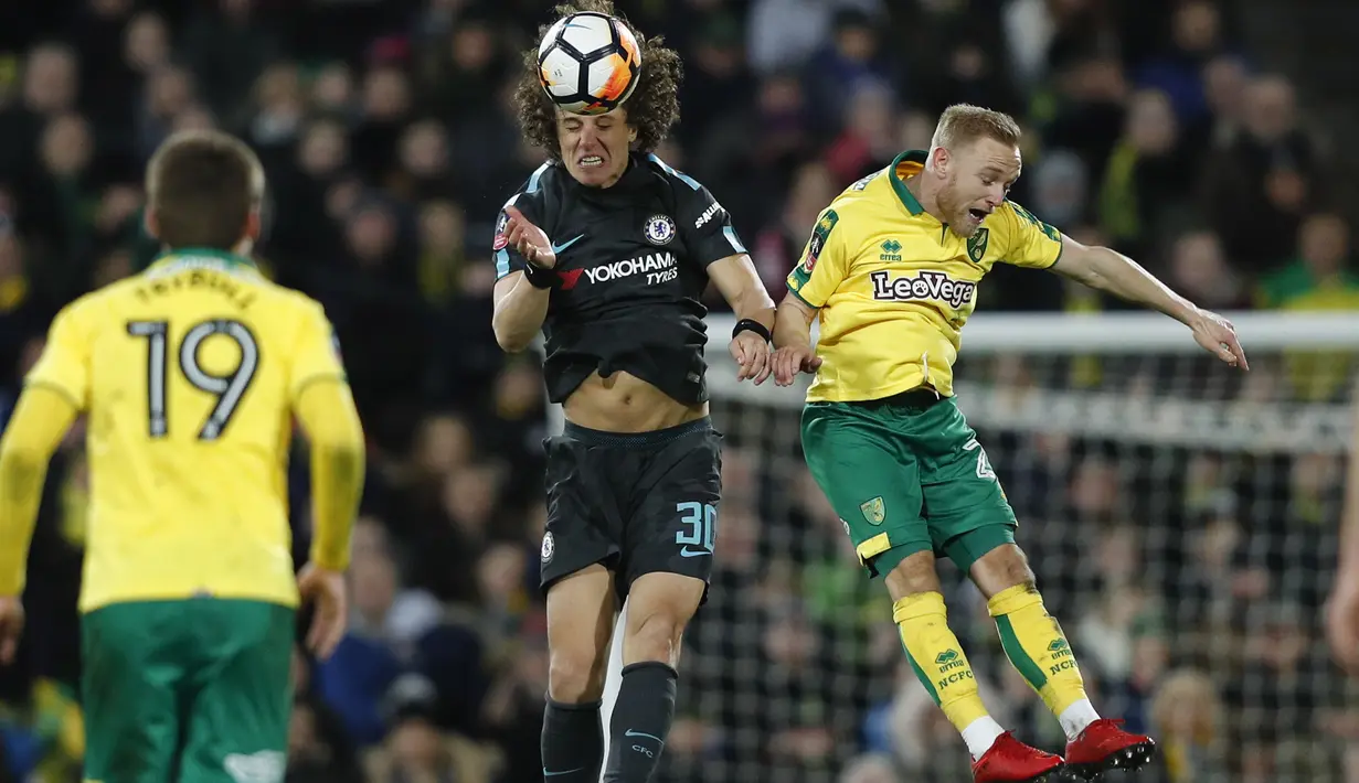 Bek Chelsea, David Luiz (tengah) menghalau bola dari pemain Norwich City, Alex Pritchard (kanan) pada laga Piala FA di Carrow Road, Norwich, (6/1/2018). Chelsea bermain imbang 0-0 dengan Norwich. (AFP/Adrian Dennis)