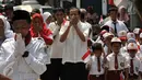 Rizal Ramli saat mengikuti upacara bendera peringati Hari Kemerdekaan ke 71 di RT 08 Bukit Duri, Manggarai, Jakarta Selatan, (17/8). Upacara dipimpin oleh Mantan Menko Maritim, Rizal Ramli .(Liputan6.com/Johan Tallo)