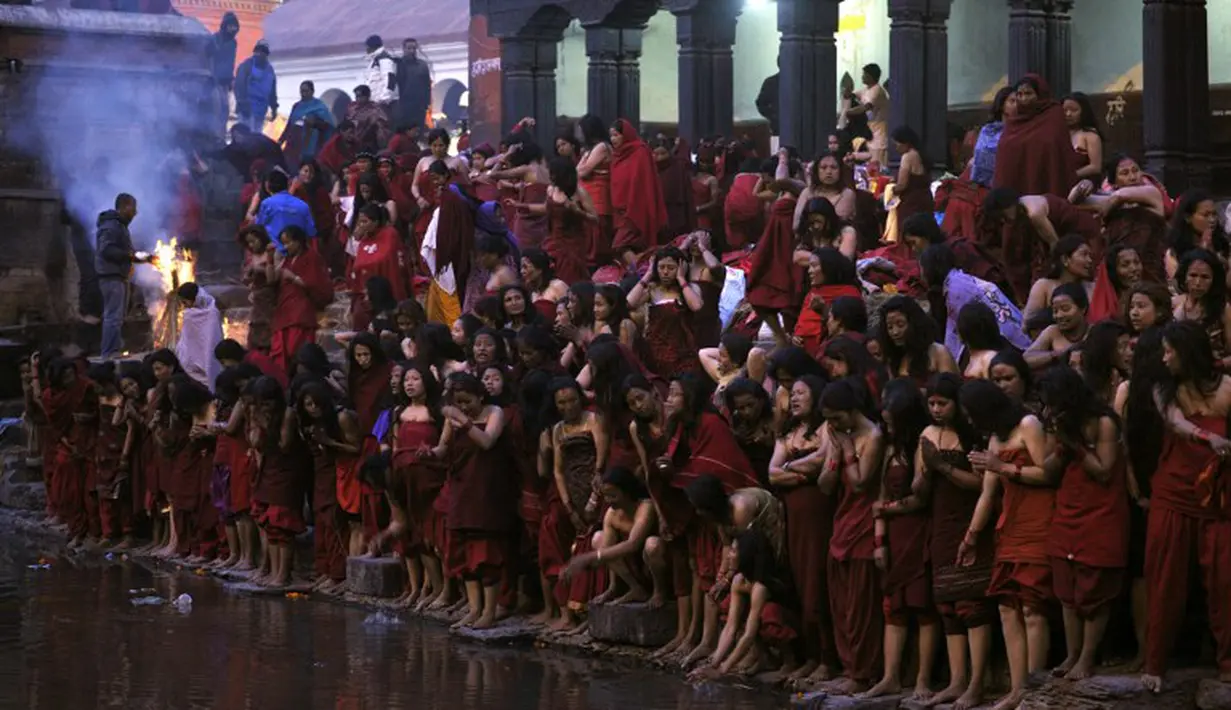 Umat Hindu Nepal percaya apabila mereka merayakan Festival Swasthani maka kesejahteraan akan menghampiri keluarga mereka, Selasa (20/1/2015). (AFP Photo/Prakash Mathema)