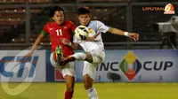 Pemain Indonesia U23 Rizky Ahmad Sanjaya Pellu berebut bola dengan pemain Laos, Ketsada Souksavanh (Liputan6.com/Helmi Fithriansyah)