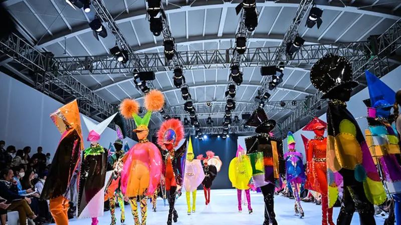 Jakarta Fashion Week 2023 Ditutup Koleksi Penuh Warna 3 Kesatria