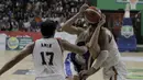 Pebasket Satria Muda, Christian Sitepu, berusaha melewati pebasket Pelita Jaya pada game kedua final IBL 2018 di Gor Soemantri Brojonegoro, Jakarta, Sabtu (21/4/2018). Pelita Jaya menang 94-78 atas Satria Muda. (Bola.com/M Iqbal Ichsan)