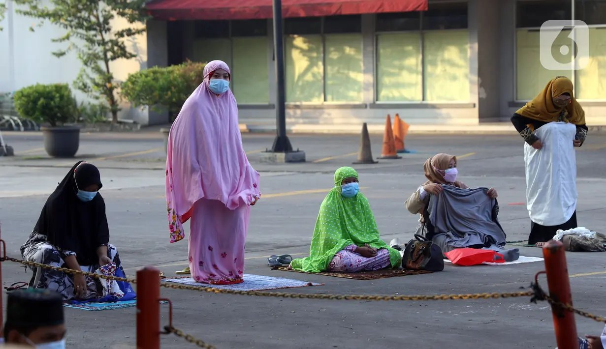 Umat muslim saat pelaksanaan salat Idul Adha 1442 H di Masjid Masjid Jami Al-Mubarok, Tangerang, Banten, Selasa (20/7/2021). Sebagian masjid melakukan pelaksanaan salat Idul Adha 1442 H, namun dengan protokol kesehatan yang ketat. (Liputan6.com/Angga Yuniar)