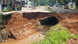 Jalan ambles di ruas Jalan Boulevard, Grand Depok City (GDC), Kota Depok, Jawa Barat, Selasa (13/4/2021). Panjang ruas jalan yang ambles sekitar 10 meter. (Liputan6.com/Herman Zakharia)