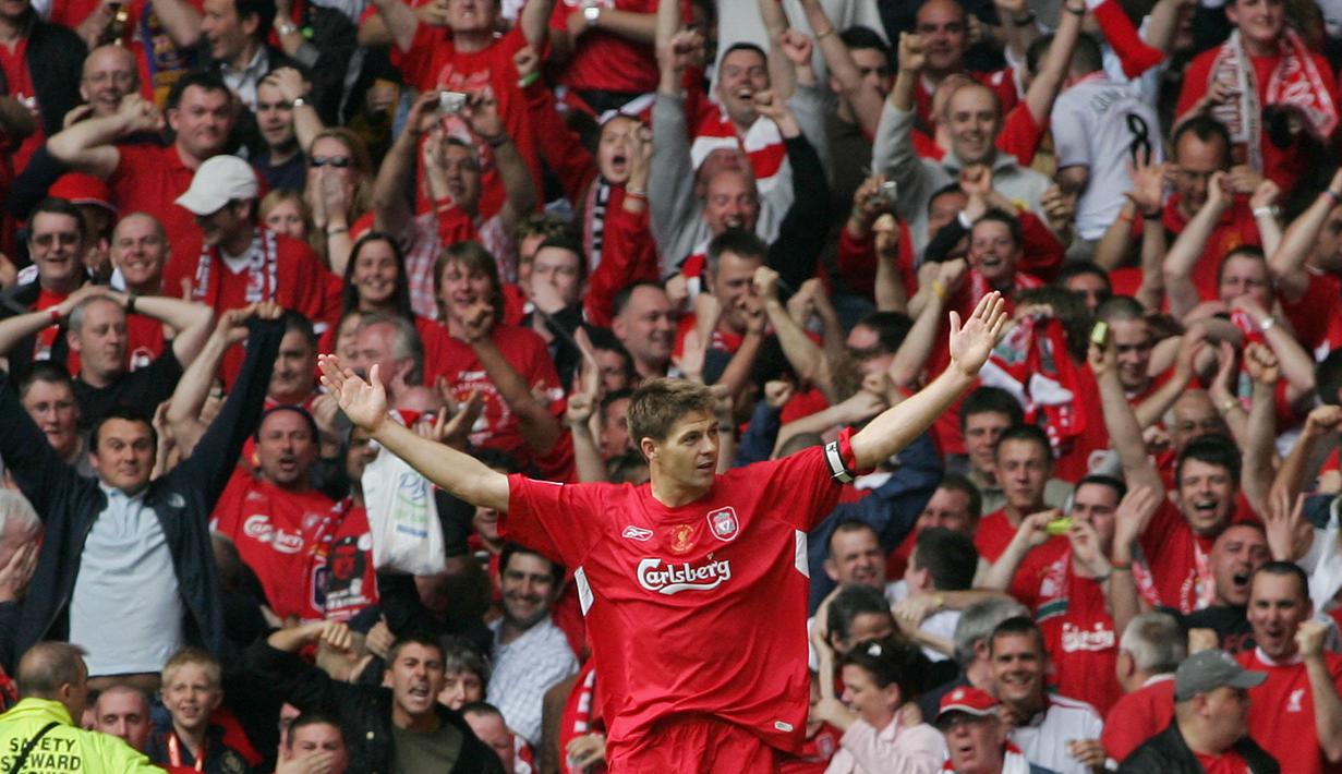 Laga dikira akan milik West Ham ketika Liverpool tak mampu menyamakan kedudukan hingga waktu memasuki menit ke-90. Namun, tendangan roket indah Steven Gerrard dari luar kotak penalti memadamkan euforia fans The Hammers yang tinggal beberapa menit lagi akan merayakan kemenangan. (AFP/Carl De Souza)