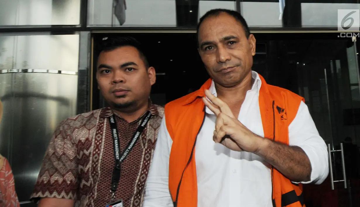 Bupati Ngada, Marianus Sae berpose saat difoto awak media usai menjalani pemeriksaan lanjutan di Gedung KPK, Jakarta, Selasa(27/3). (Merdeka.com/Dwi Narwoko)