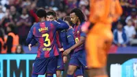 Gelandang Barcelona, Pedri mencetak gol ke gawang Girona dalam laga pekan kesembilan La Liga 2025/2026 di Estadi Olímpic Lluís Companys, Sabtu (18/10/2025) malam WIB. (AFP/Josep Lago)