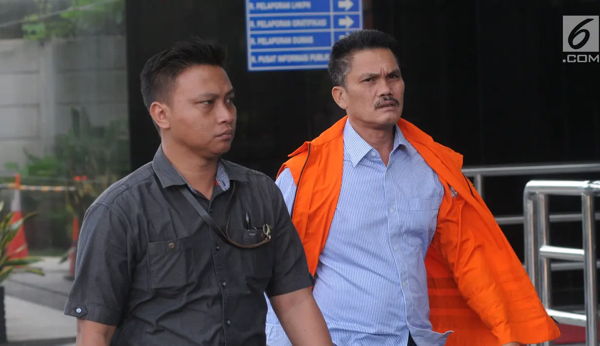 Mantan Anggota DPRD Sumatera Utara Tonnies Sianturi tiba di Gedung KPK, Jakarta, Jumat (28/12). Tonnies akan menjalani pemeriksaan lanjutan oleh penyidik Komisi Pemberantasan Korupsi (KPK). (Merdeka.com/Dwi Narwoko)