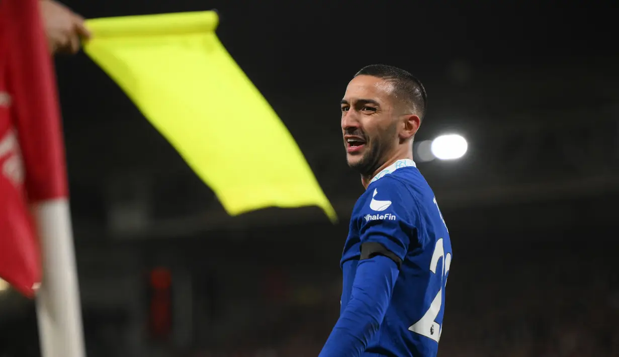 Hakim Ziyech. Gelandang serang Maroko berusia 29 tahun yang didatangkan dari Ajax Amsterdam pada awal musim 2020/2021 ini kontraknya bersama Chelsea masih tersisa dua musim lagi hingga Juni 2025. Setelah tampil apik di musim pertamanya, nyatanya ia mulai mengalami penurunan performa pada musim keduanya dan mulai tersingkir dari pilihan utama dengan hanya tampil dalam 6 laga di Liga Inggris musim ini. Ia pun berniat hengkang pada bursaatransfer musim dingin 2022/2023. AC Milan dan Athletic Bilbao dikabarkan tertarik untuk mendatangkannya berkat performa gemilangnya bersama Maroko di Piala Dunia 2022. (AFP/Paul Ellis)