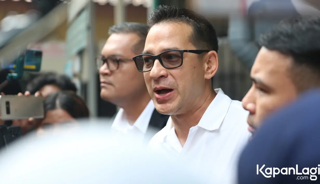 Usai sidang, Ari Wibowo mengatakan mediasi belum menemui titik temu. "Hasil daripada sidang mediasi tadi tidak membuahkan hasil apa-apa," kata Ari Wibowo usai sidang dilansir dari Kapanlagi. [Foto: KapanLagi.com/Budy Santoso]