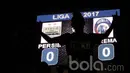 Bobotoh Persib berdiri di depan papan skor. Dalam laga tersebut, Persib Bandung harus puas bermain imbang 0-0 melawan Arema FC. (Bola.com/M Iqbal Ichsan)