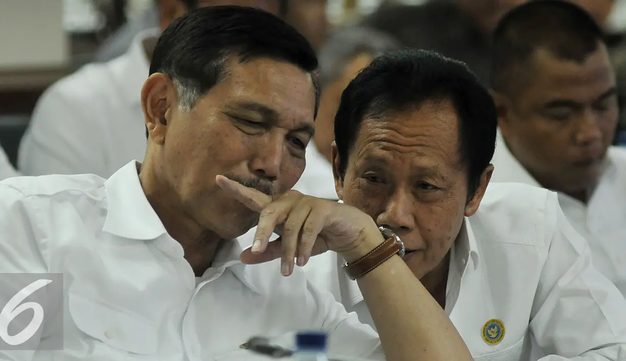 Menko Polhukam Luhut B Pandjaitan (kiri) berbincang dengan Kepala BIN, Sutiyoso saat menghadiri Raker dengan Komite I DPD RI, di Jakarta (9/2). Raker membahas tentang otonomi khusus (otsus) Papua dan Papua Barat. (Liputan6.com/Johan Tallo)