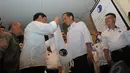 Ketua Gema JKW4P-7 Faisal Reza Yoenoes memberikan Jokowi syal berwarna putih sebagai simbol dukungan terhadap Jokowi, Menteng. Jakarta Pusat, Kamis (8/5/2014) (Liputan6.com/Herman Zakharia).