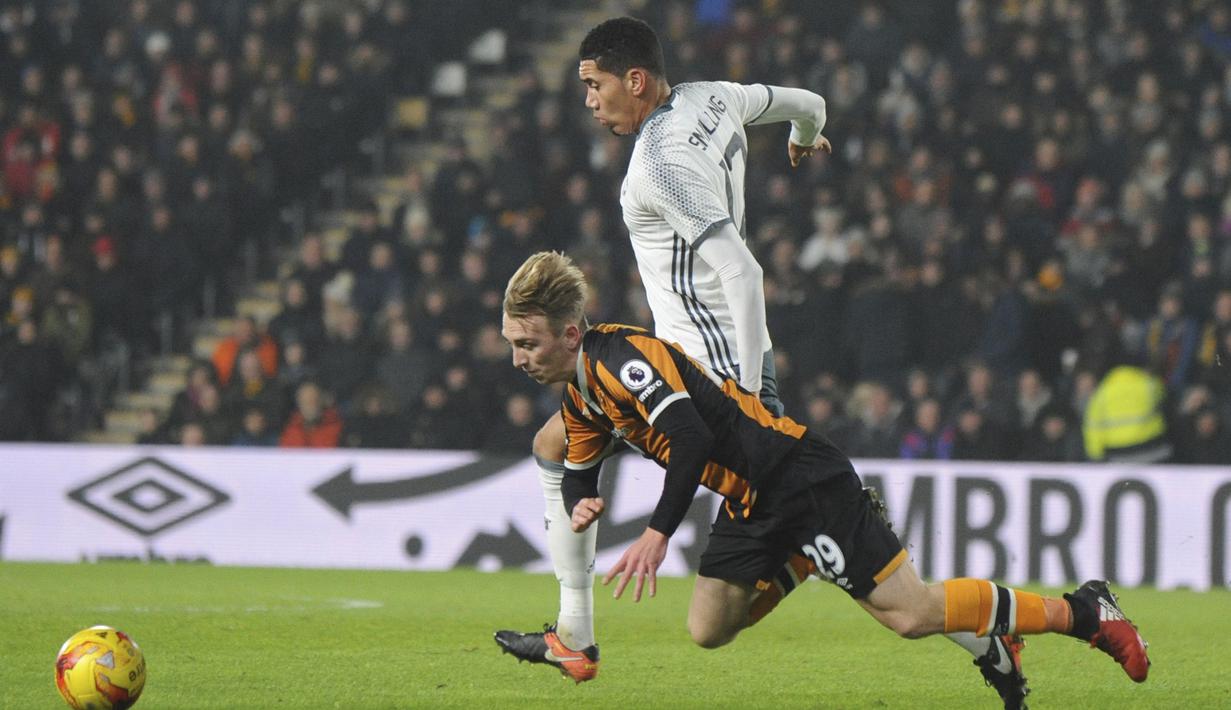 Pemain Manchester United, Chris Smalling berebut bola dengan pemain Hull City,  Jarrod Bowen pada laga semifinal Piala Liga Inggris di KCOM stadium, Hull (26/1/2017). Hull menang 2-1. (AP/Rui Vieira)