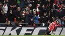 Pemain Athletic Bilbao, Nico Williams, melakukan selebrasi setelah mencetak gol ke gawang Atletico Madrid pada laga semifinal Copa del Rey di Stadion San Mames, Jumat (1/3/2024). Bilbao menang dengan skor 3-0. (AFP/Ander Gillenea)