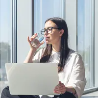 Ilustrasi minum air putih saat bekerja/copyright freepik.com/pvproductions