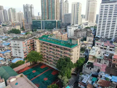 Foto dari udara yang diabadikan pada 17 September 2020 menunjukkan penampakan lapangan olahraga di atas gedung Sekolah Menengah No.10 Guangzhou di Guangzhou, Provinsi Guangdong, China selatan. (Xinhua/Deng Hua)