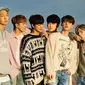 Memiliki gaya musik yang swag, tentunya hal itu terpancar dari para gaya pakaian personel iKON. Justru gaya santai inilah yang membuat para iKonic, sebutan penggemar iKON, semakin terpana. (Liputan6.com/Instagram/@withikonic)