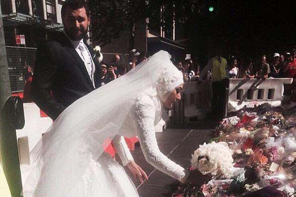 Manal meletakkan bunga pengantinnya sebagai bentuk rasa duka atas aksi penyanderaan Sydney. | Foto: copyright dailymail.co.uk